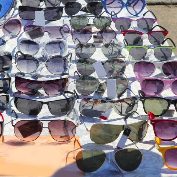 Muitos óculos de sol ao ar livre loja do mercado — Fotografia de Stock