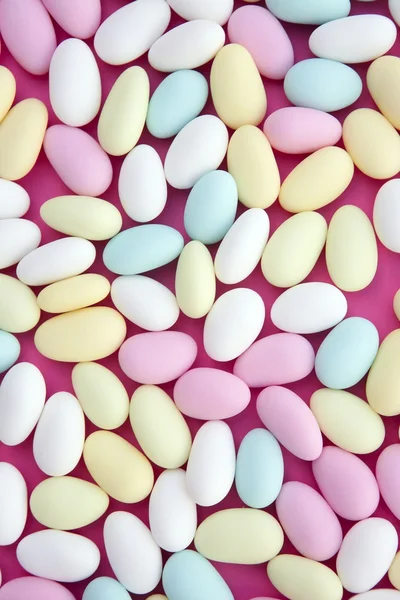 Slazené mandloň sladká peladillas barevné na růžové — Stock fotografie