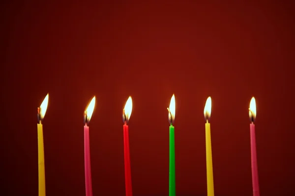 Kleurrijke birthday kaarsen in een rij — Stockfoto