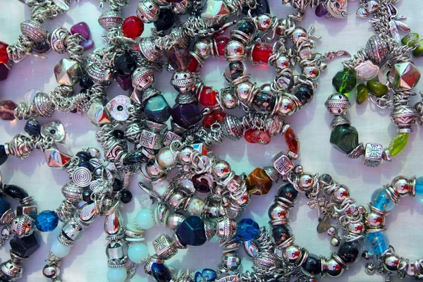 Stříbrné šperky blacelets prodejně displej — Stock fotografie