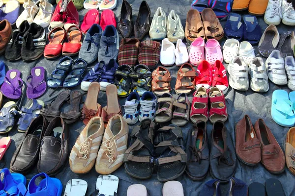 Sapatos usados linhas padrão de mercado segunda mão — Fotografia de Stock
