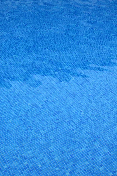 Piscina azulejos azul padrão textura água reflexão — Fotografia de Stock