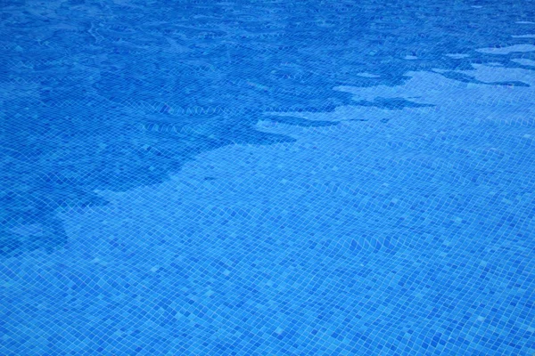 Piscina azulejos azules patrón textura agua reflexión —  Fotos de Stock
