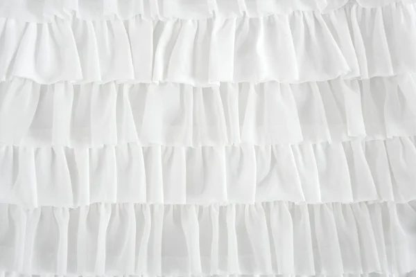 Плиссированная ткань юбки в белом крупным планом — стоковое фото