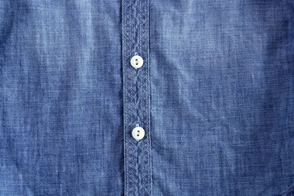 Camicia jeans blu denim con texture a bottoni — Foto Stock