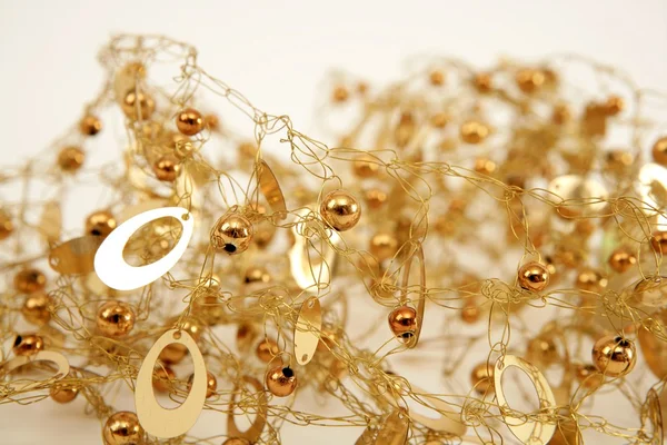 Altın mücevher dağınık kablolu doku topları ve oval — Stok fotoğraf