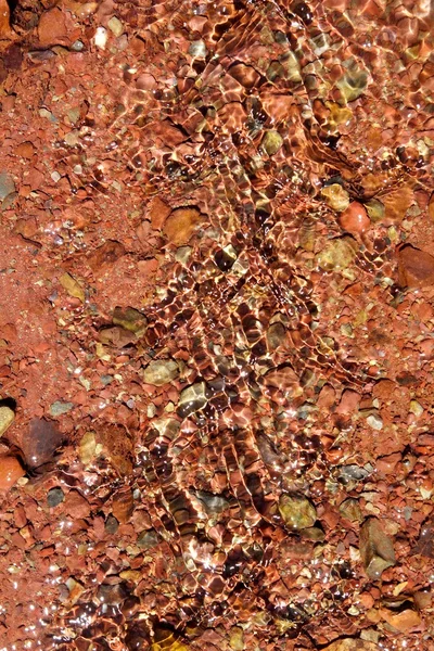 河川底水流赤い岩の透明性 — ストック写真