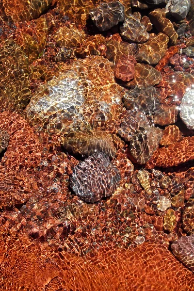 Folyó alsó vízsugarat vörös sziklák átláthatóság — Stock Fotó