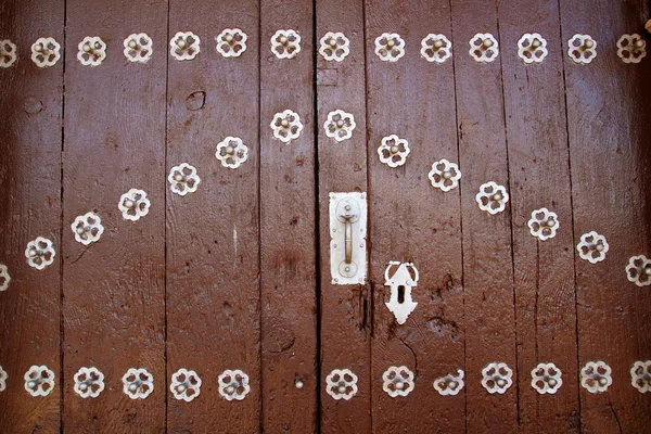 Porta de madeira antiga com decoração de metal prata — Fotografia de Stock