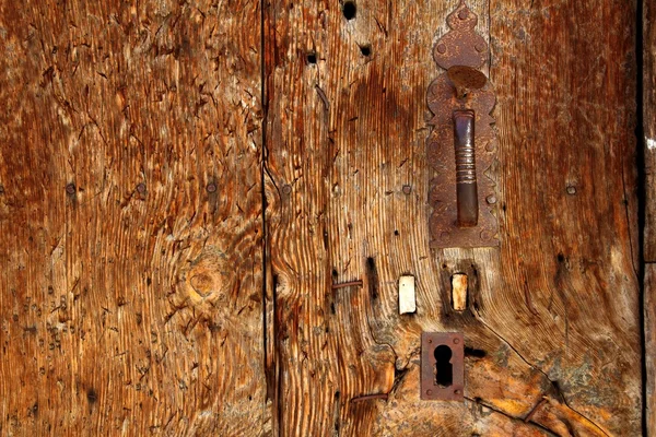 Invecchiato porta in legno grunge texture maniglia arrugginita — Foto Stock