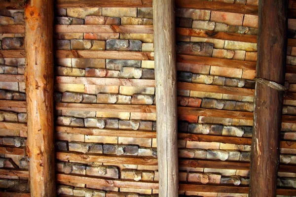 Tejas cuadradas de arcilla techo vigas de madera interiores — Foto de Stock