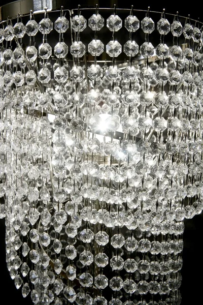 Cristal strass lâmpada branca sobre fundo preto — Fotografia de Stock