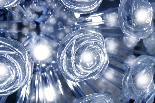 Lámpara de rosas de vidrio transparente azul brillante luz — Foto de Stock