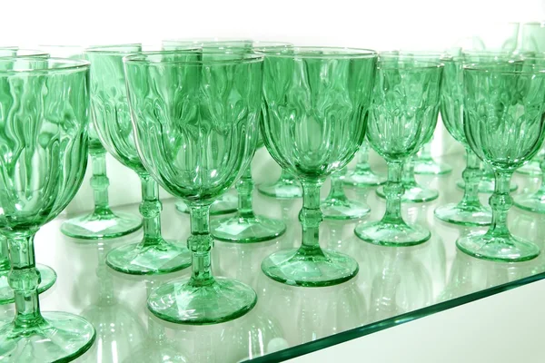 Copos verdes fileiras de cristal de vidro utensílios de cozinha — Fotografia de Stock