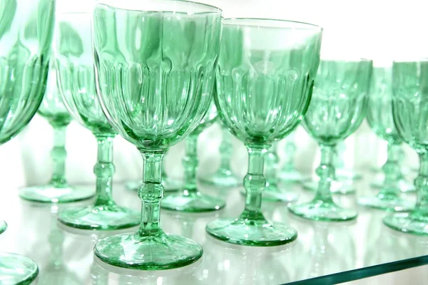 Copos verdes fileiras de cristal de vidro utensílios de cozinha — Fotografia de Stock