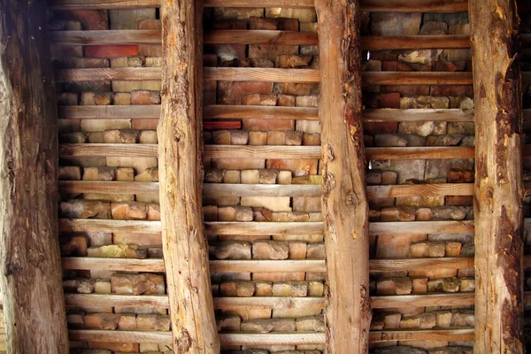 Πηλός πλακάκια οροφή ΕΣΩΤΕΡΙΚΟΥ ΧΩΡΟΥ τετραγωνικά κεραμίδια ξύλινα δοκάρια — Φωτογραφία Αρχείου