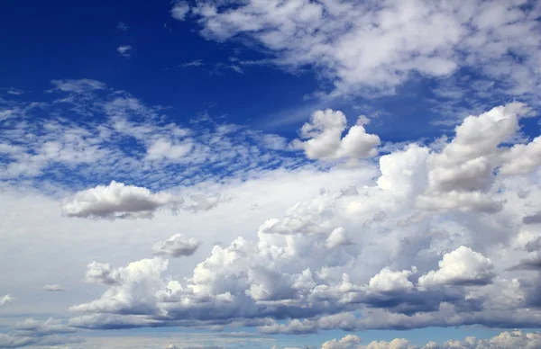 Голубое небо с облаками драматических форм — стоковое фото