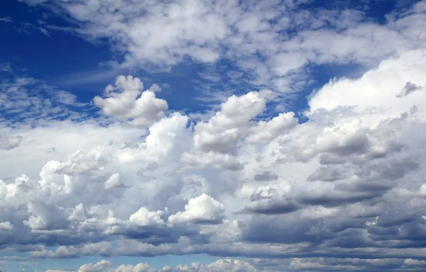 Niebieski niebo pejzaż z chmury dramatyczne kształty — Zdjęcie stockowe
