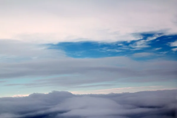 Céu azul com nuvens de aeronaves — Fotografia de Stock