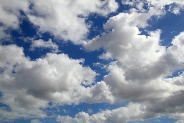 Летнее голубое небо белые идеальные облака — стоковое фото