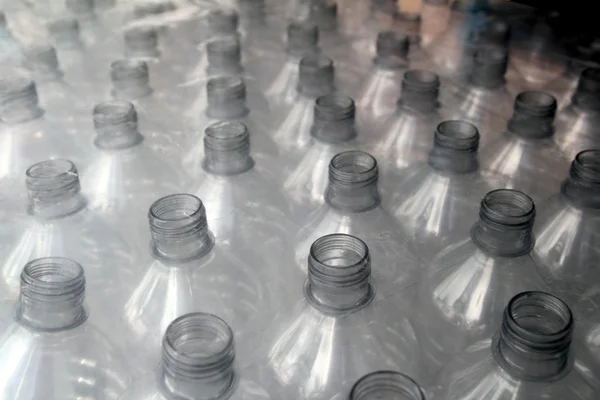 Filas de botellas apiladas envueltas en plástico — Foto de Stock