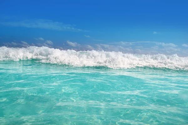 Blau türkisfarbene Welle Karibik Meerwasser Schaum — Stockfoto