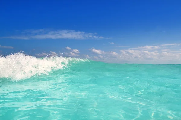 绿松石的蓝色波浪加勒比海水泡沫 — 图库照片