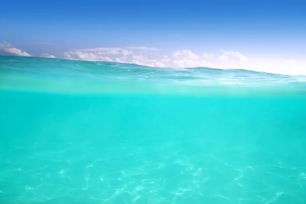 Linha de água mar do caribe subaquático e mar azul — Fotografia de Stock