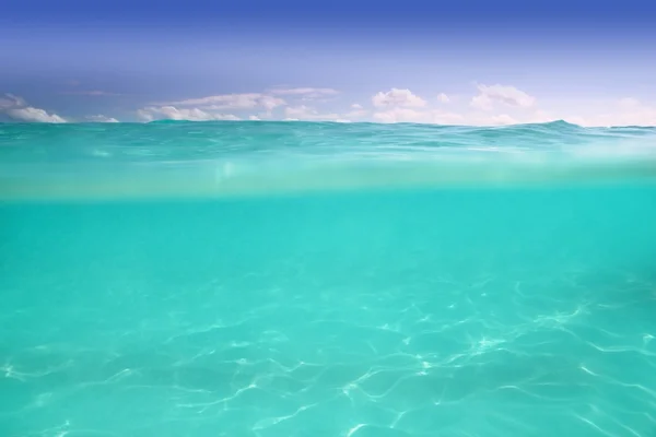 Linha de água mar do caribe subaquático e mar azul — Fotografia de Stock