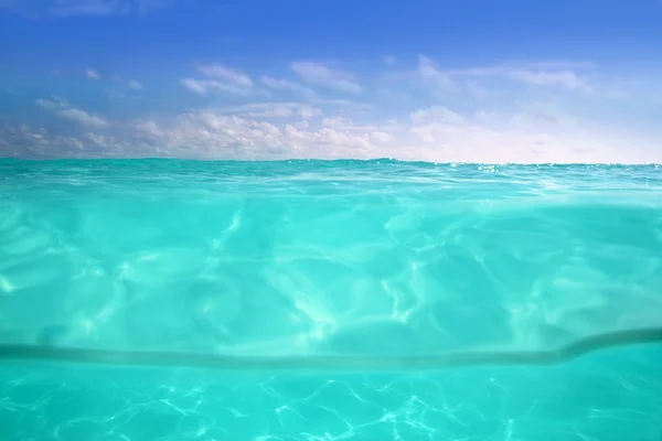 Línea de flotación mar Caribe bajo el agua y mar azul —  Fotos de Stock