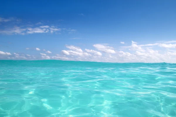 Blauer karibischer Meerwasserwellenhorizont — Stockfoto