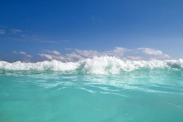 Turkuaz mavi dalga Karayip Denizi su köpük — Stok fotoğraf