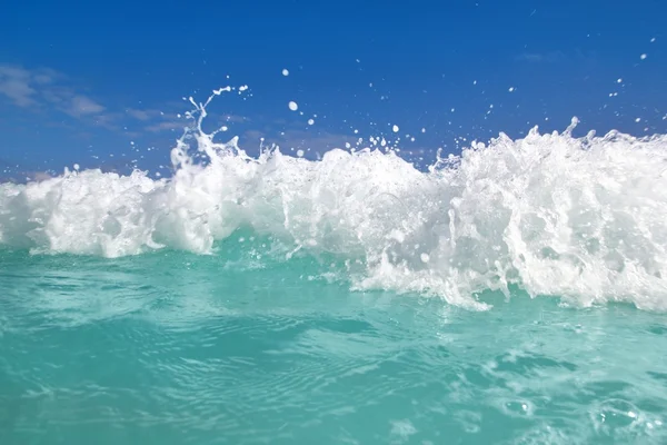 Modré tyrkysové vlny Karibského moře vody pěna — Stock fotografie