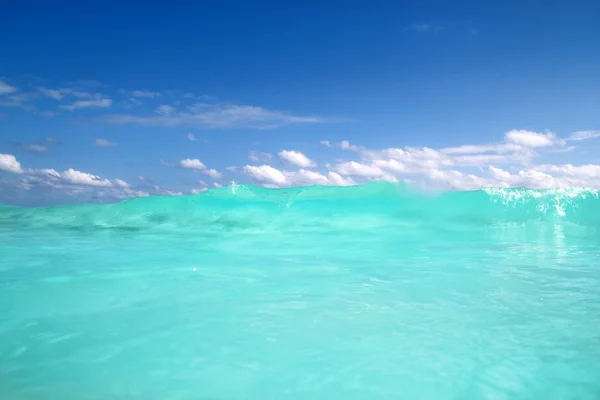 Bleu turquoise vague Caraïbes mer eau mousse — Photo