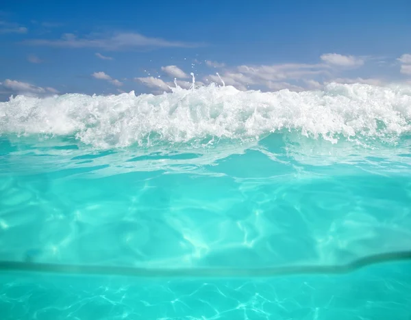 ウォータ ライン カリブ海水中と青い海 — Stock fotografie