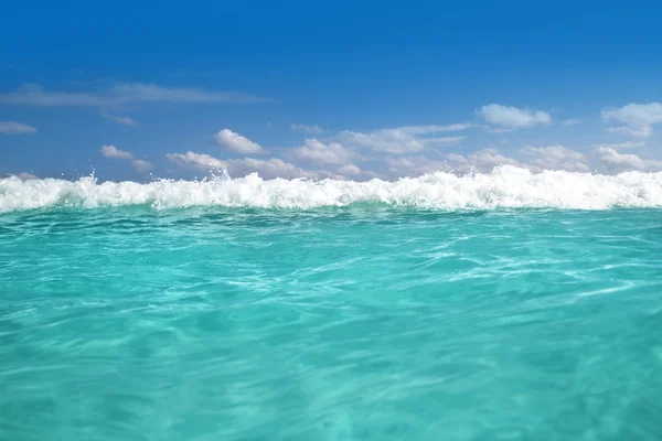 Blue turquoise wave caribbean sea water foam — Stock Photo, Image