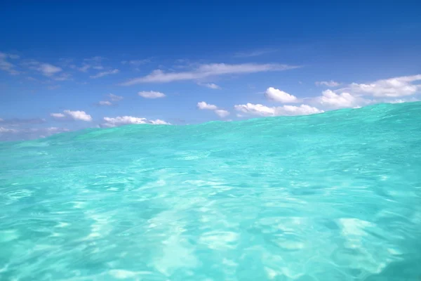 Mavi denizinde su dalgası ufuk — Stok fotoğraf