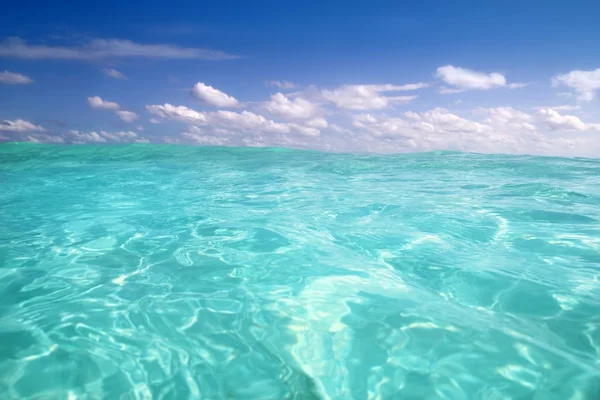 Blauer karibischer Meerwasserwellenhorizont — Stockfoto