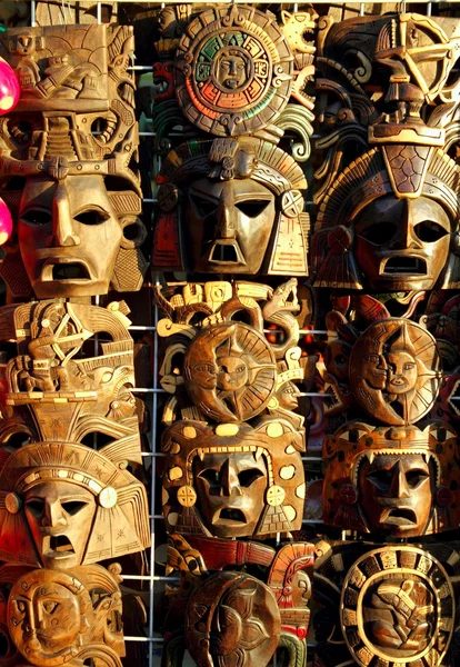 Mexicano máscara de madeira artesanal rostos de madeira — Fotografia de Stock