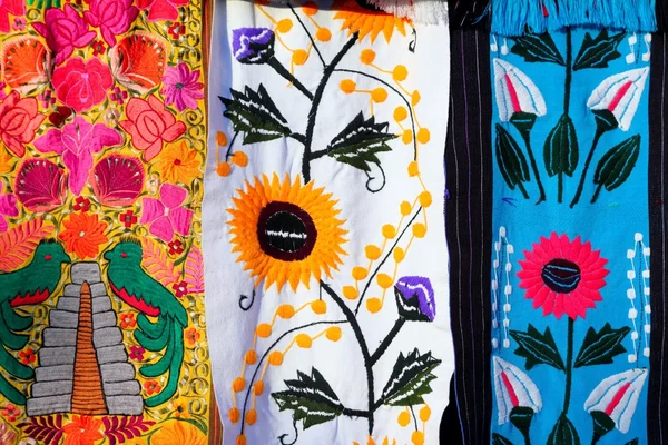 Tela serape mexicana colorida hecha a mano — Foto de Stock
