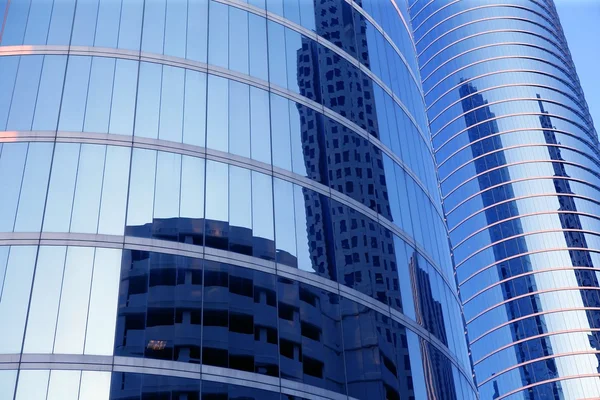 Espejo azul fachada de cristal rascacielos edificios —  Fotos de Stock