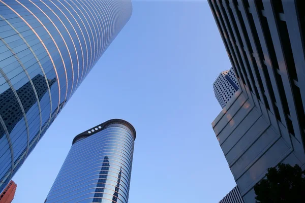 Fasade av blått speil - skyskraperbygninger – stockfoto