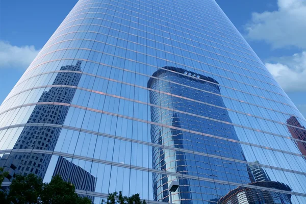 Blauwe spiegel glazen gevel wolkenkrabber gebouwen — Stockfoto