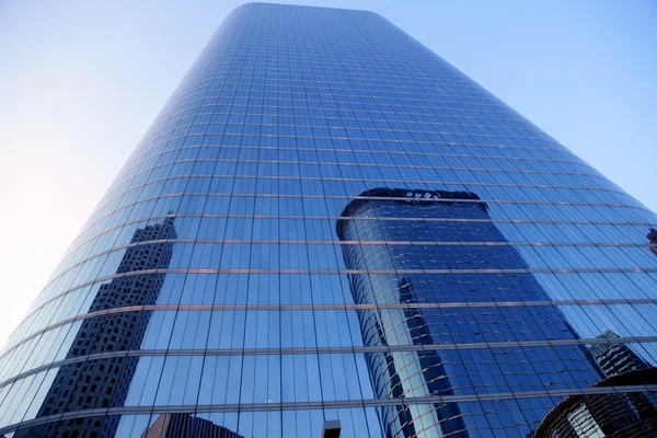 Mavi ayna cam cephe gökdelen binalar — Stok fotoğraf