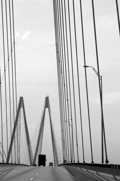 テキサス州の白と黒のケーブル橋 — ストック写真