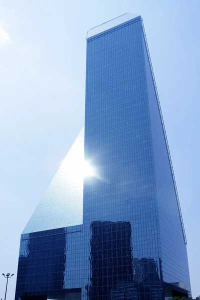 Здание зеркального небоскреба в центре Далласа — стоковое фото
