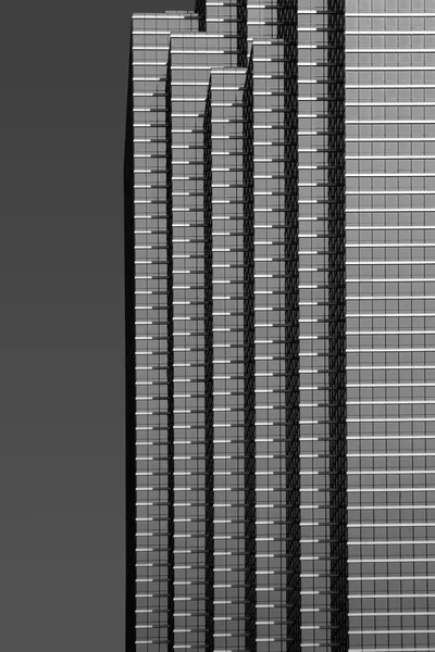 Здание зеркального небоскреба в центре Далласа — стоковое фото