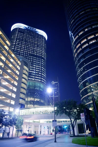 Blå natt stadens ljus och byggnader i houston — Stockfoto