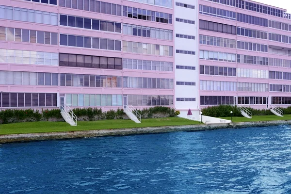 Florida pompano beach roze gebouw in de binnenwateren — Stockfoto