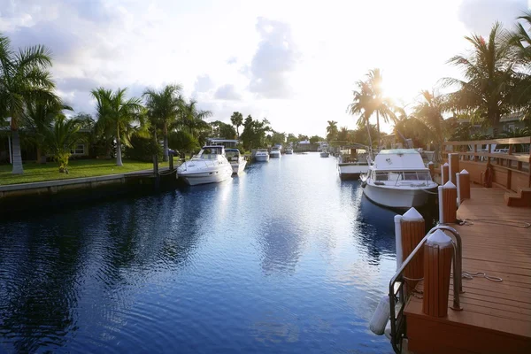 Florida pompano beach vattenvägar i kväll — Stockfoto
